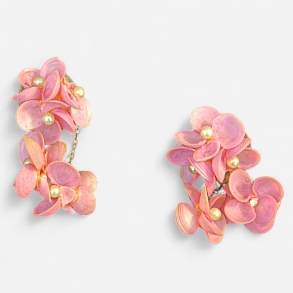 **SOLD** Vintage Pink Seashell Floral Screw-On Earrings — 1950s–60s - Picture 2 of 5